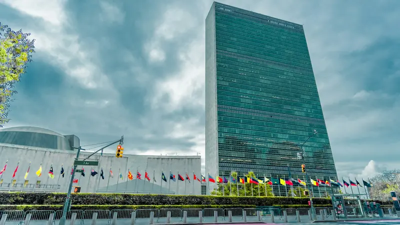 O edifício do Secretariado da ONU em Nova York, com as bandeiras dos Estados-membros na Primeira Avenida